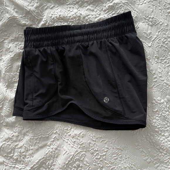 lululemon athletica Hotty Hot Low-Rise Unlined Short 2.5" Black Shorts Sz 6 - Picture 3 of 13